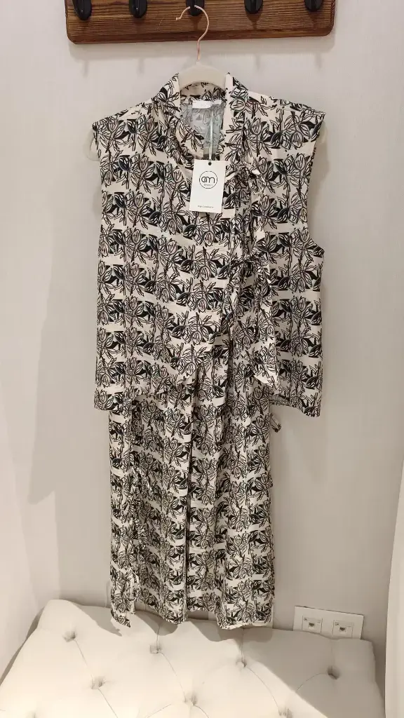 Conjunto flores negro.webp